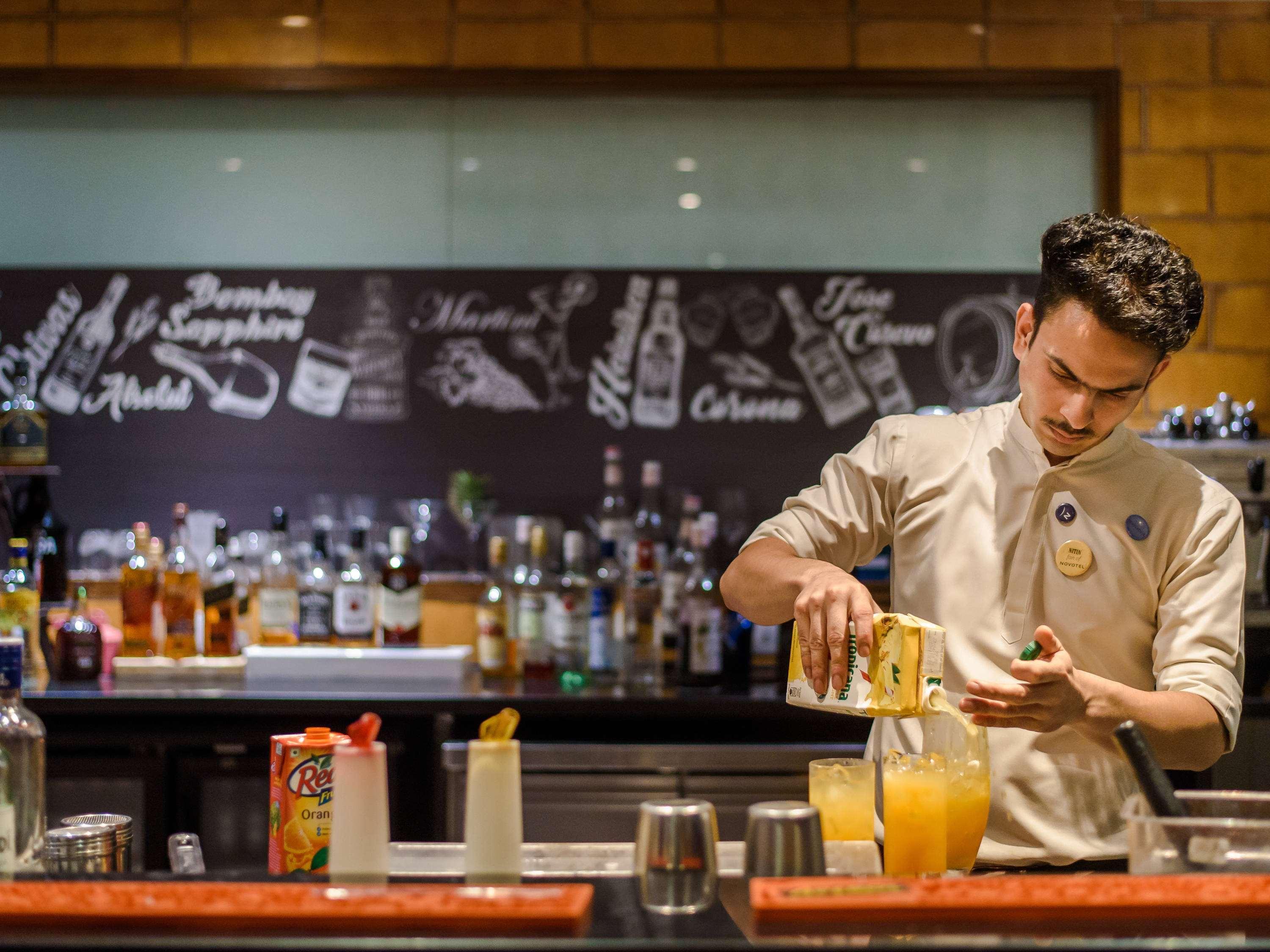 Novotel Goa Resort & Spa Candolim Eksteriør bilde A bartender at work