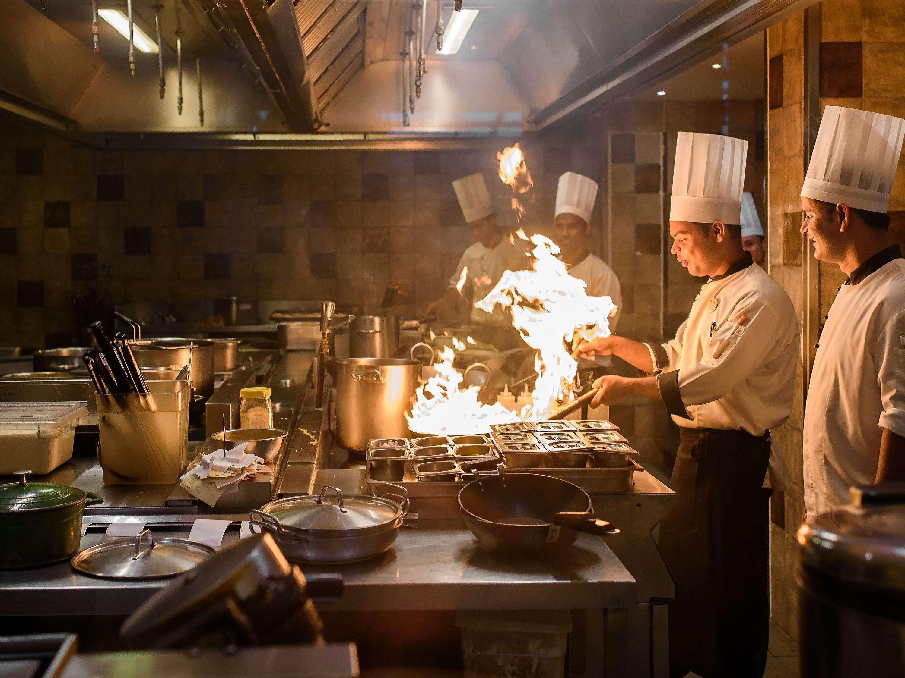 Novotel Goa Resort & Spa Candolim Eksteriør bilde A kitchen in action