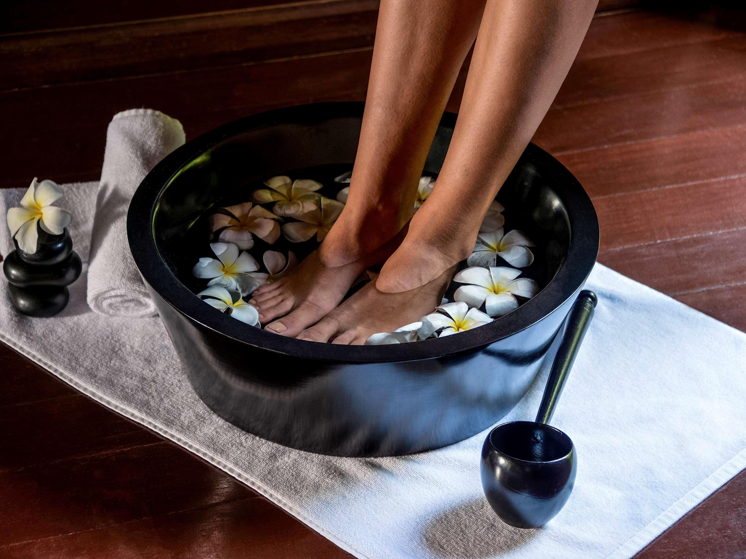 Novotel Goa Resort & Spa Candolim Eksteriør bilde A foot bath