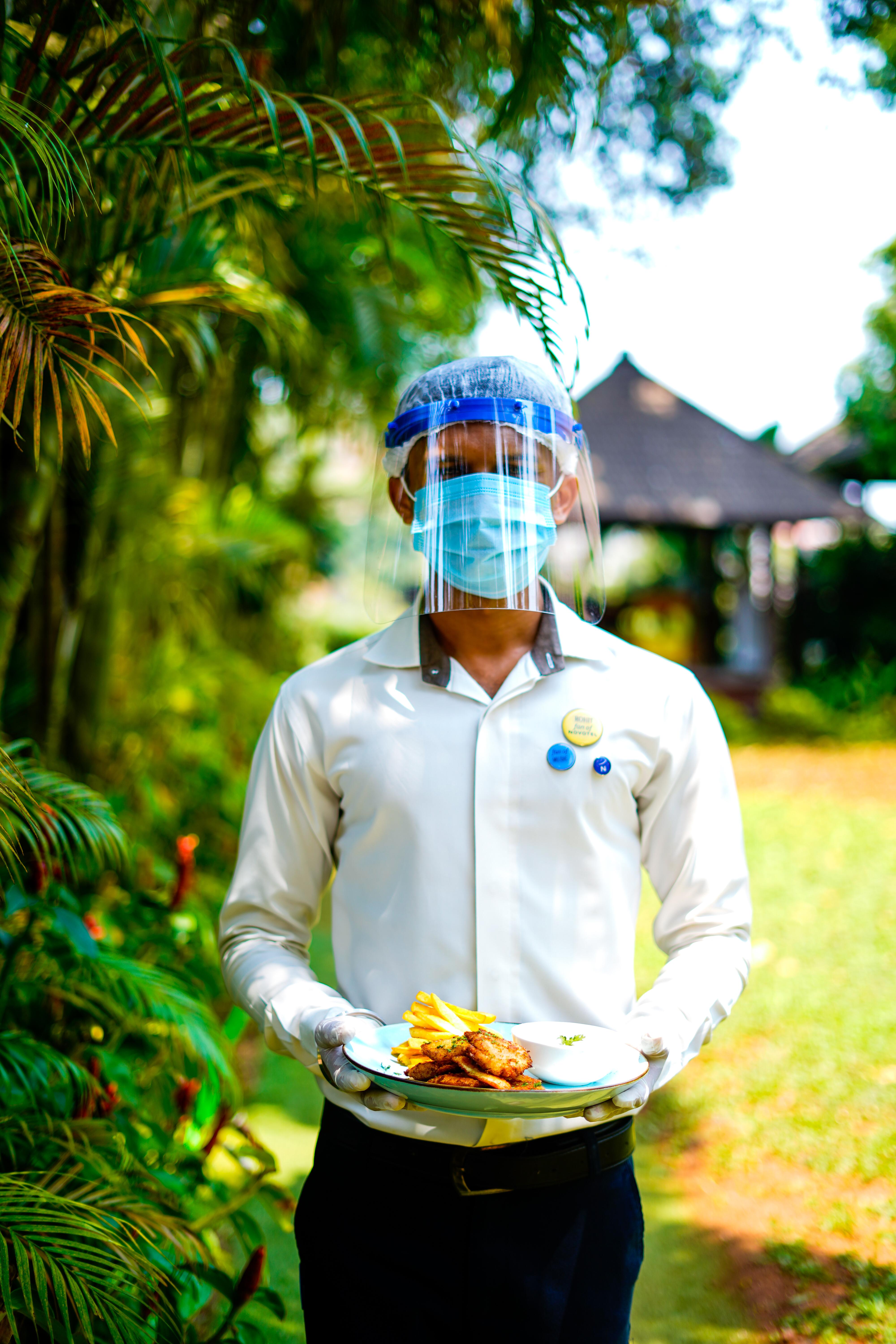 Novotel Goa Resort & Spa Candolim Eksteriør bilde A hotel employee wearing a face shield and a face mask