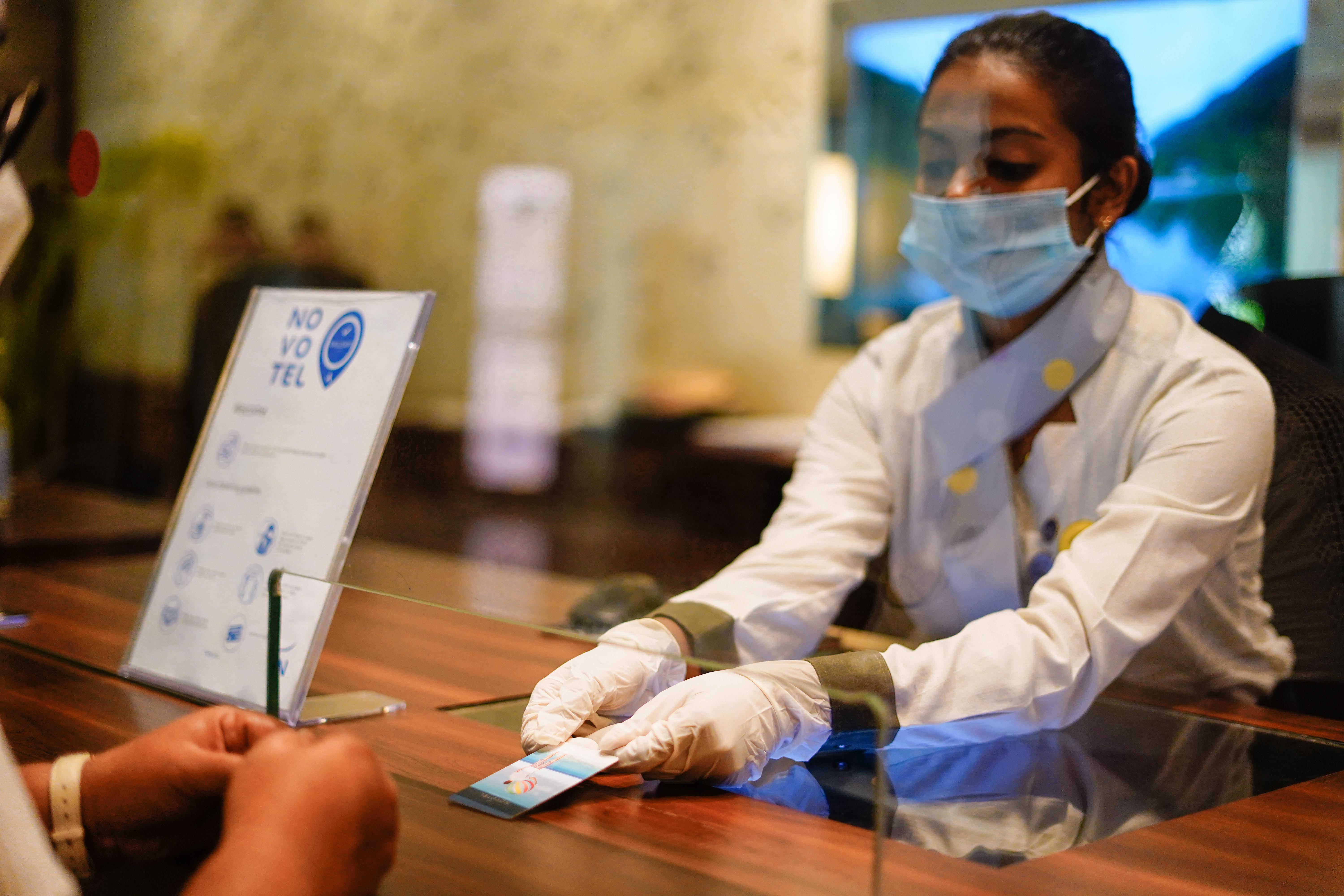 Novotel Goa Resort & Spa Candolim Eksteriør bilde A hotel employee wearing a face mask and gloves